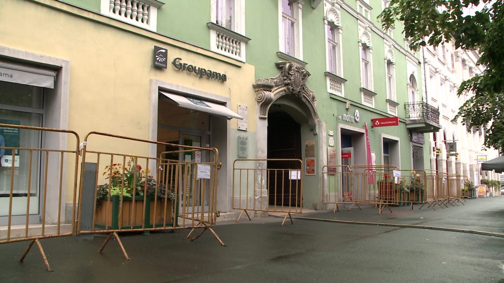 Lezárás a Fő téren omlásveszély miatt