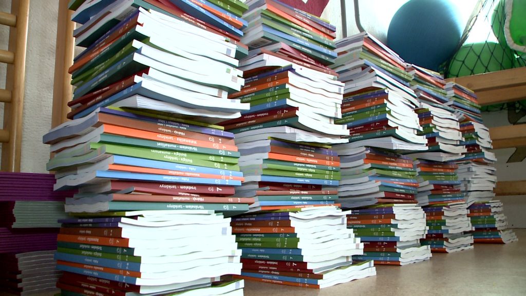 Megérkeztek a tankönyvek – kezdődhet a tanév