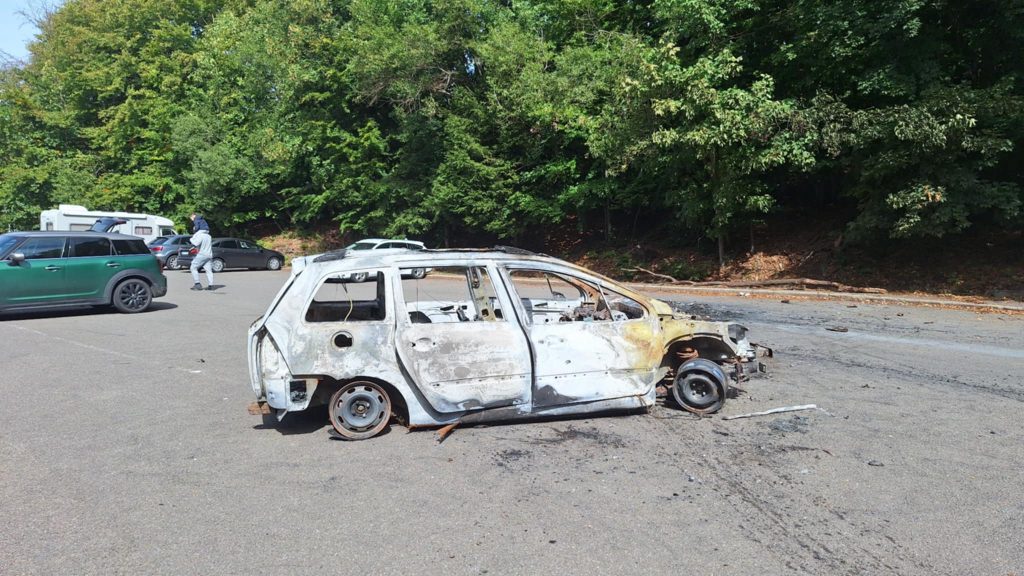 Kigyulladt egy autó Kékestetőn