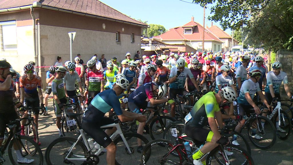 Több száz bringás vágott neki a Mátrának