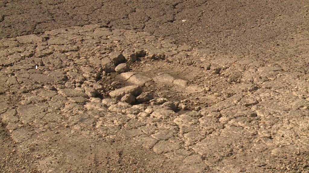 Folytatódnak az útjavítási munkálatok a városi szakaszokon