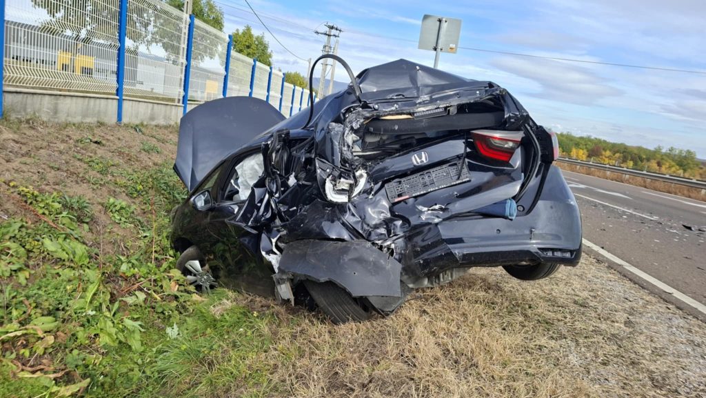 Árokba lökött egy személyautót a mögötte érkező furgon