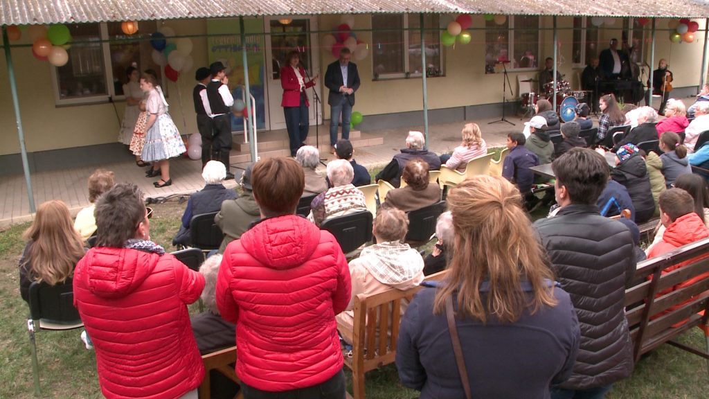 Elfogadást erősítő program a művészet eszközével