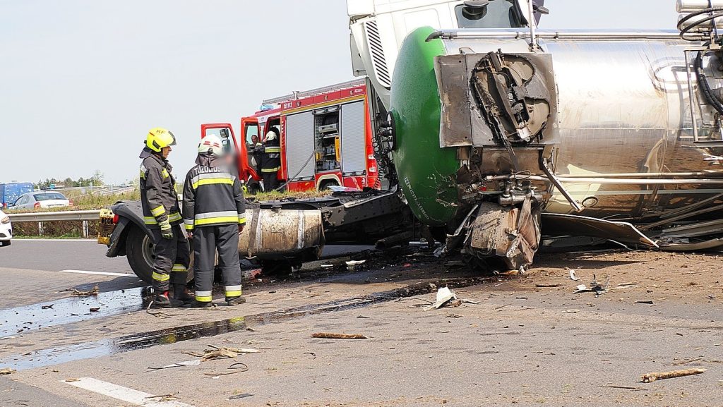 Felborult egy kamion az M3-ason- torlódik a forgalom