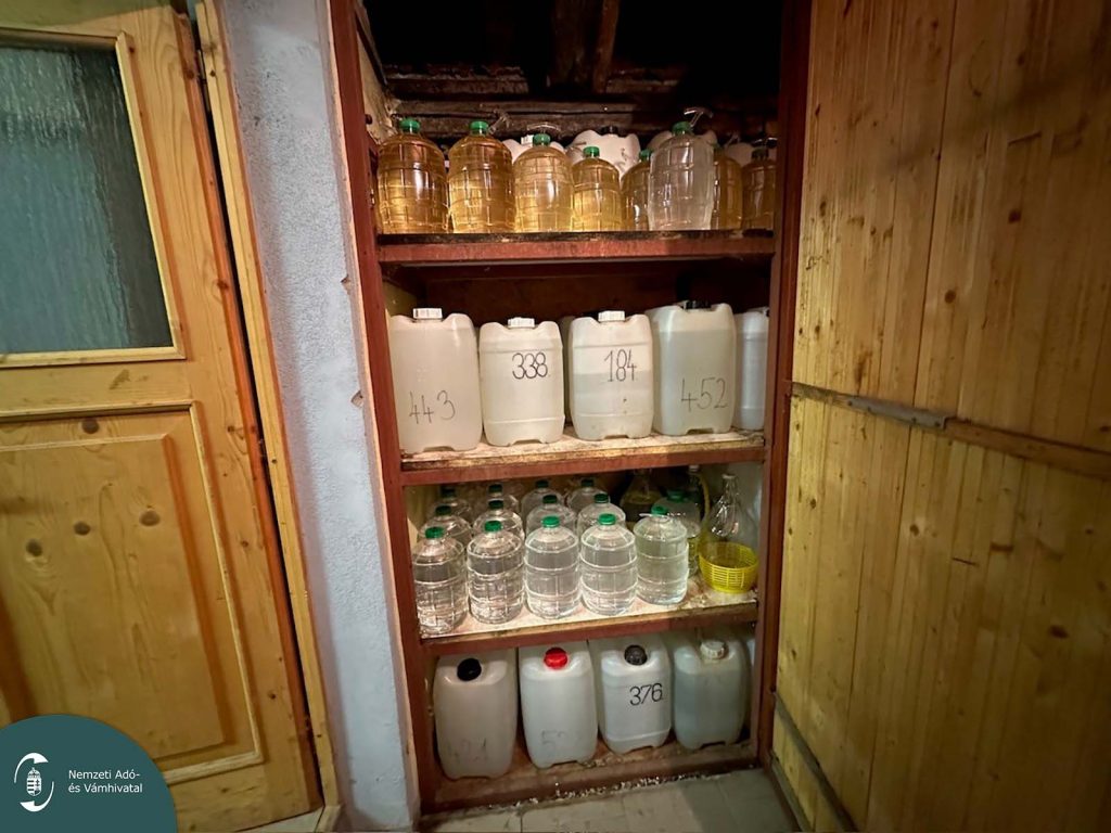 900 liter szeszt foglaltak le az ellenőrök