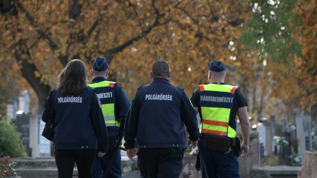 Sokan vigyáznak ránk, hogy nyugodt legyen az emlékezés