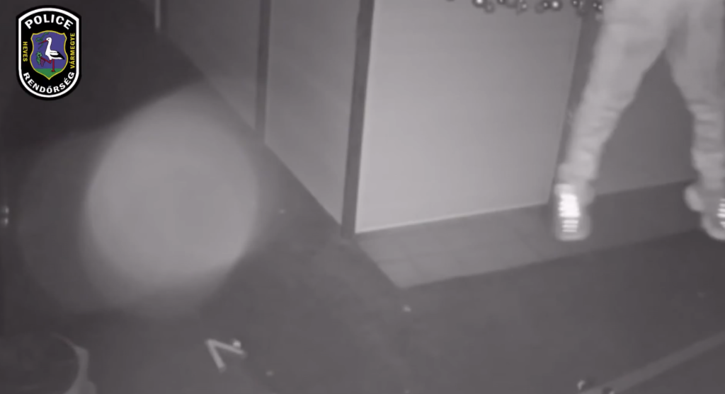 Videón, ahogy a tetőn mászott be a piaccsarnokba a betörő