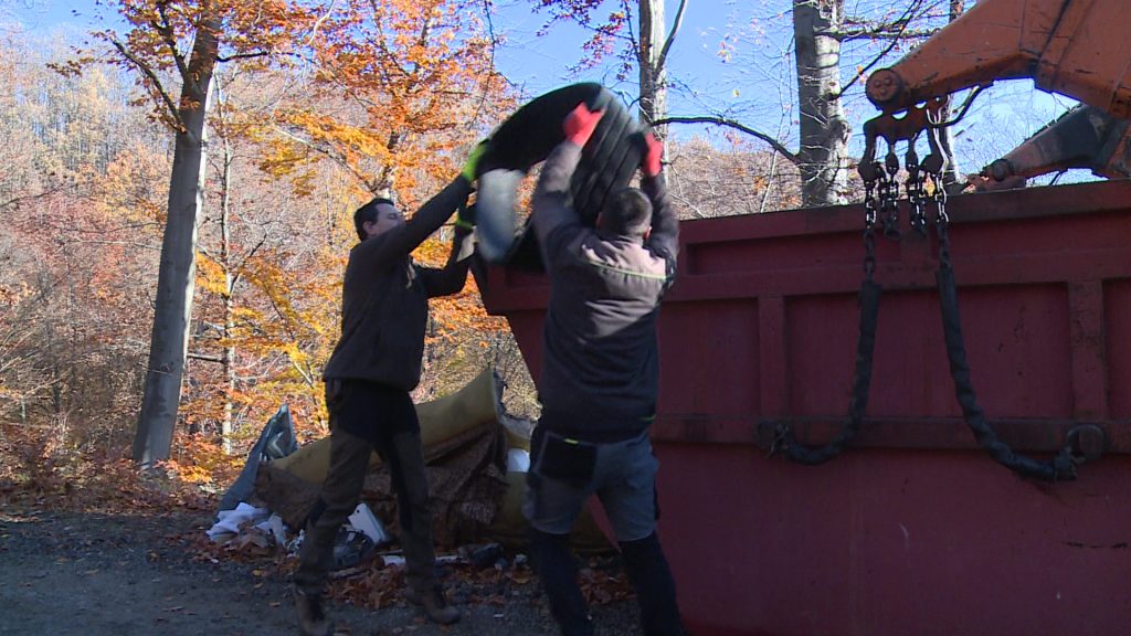 Egy tonna veszélyes hulladékot szedtek össze a Mátrában