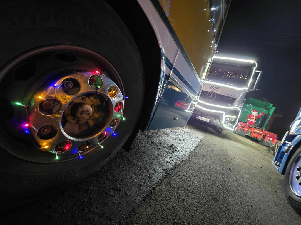 Ünnepi fényben ragyogtak a monstrumok Adácson