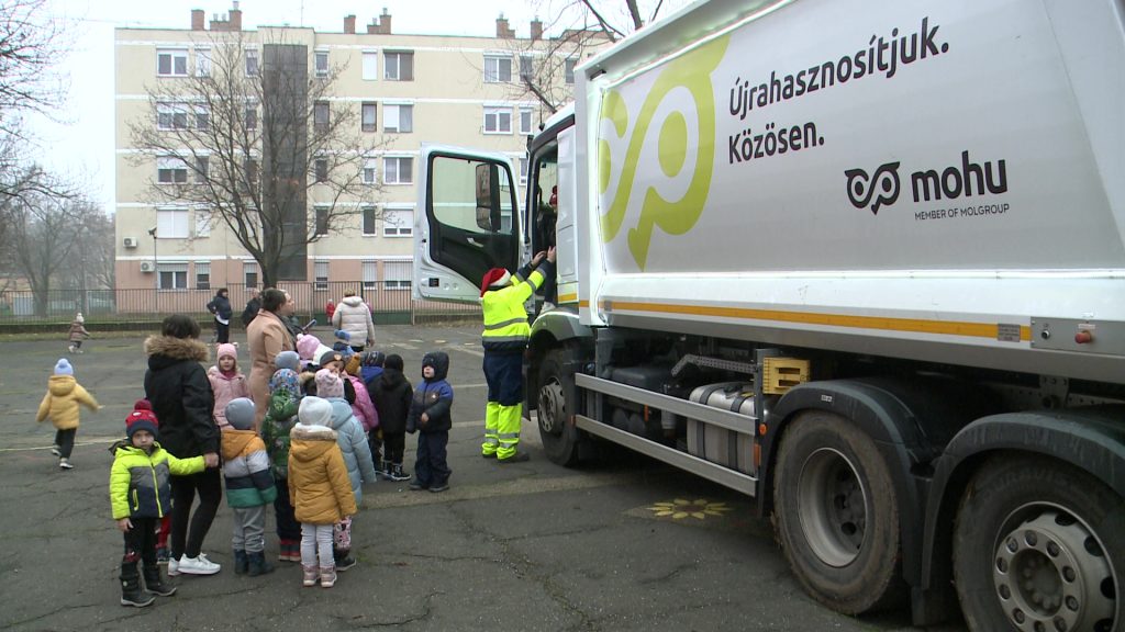Karácsonyi kukásautók járják a várost