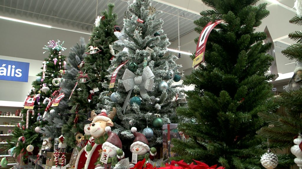 Majdnem egymillió forintért is találhatunk műfenyőt karácsonyra