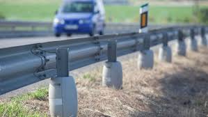 Szalagkorlátnak ütközött egy autó az M3-ason, Atkárnál