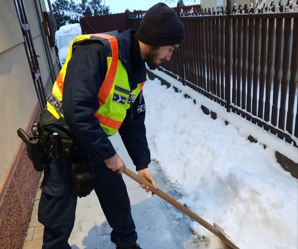Bilincs helyett hólapát – segítenek a rendőrök