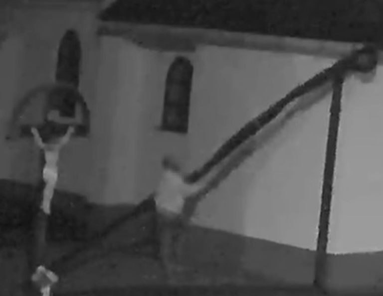 Templomról lopta le a vörösrezet (videó)