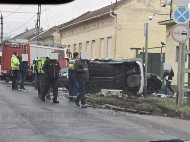 Parkoló autóknak ütközött egy személygépkocsi Gyöngyösön