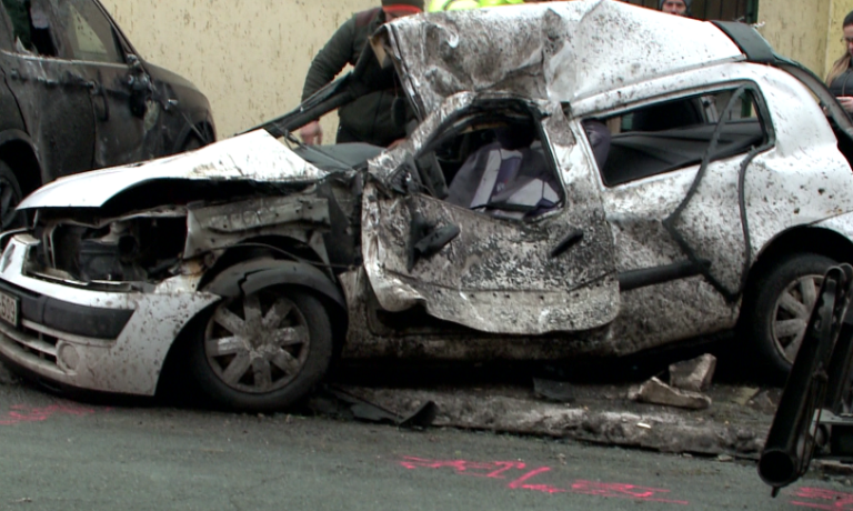 Ámokfutó – három autót tarolt le a sofőr a Deák Ferenc utcában 