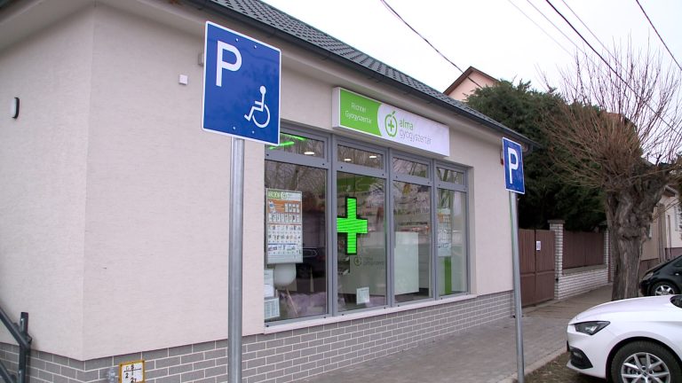 Új helyszínre költözött a gyógyszertár