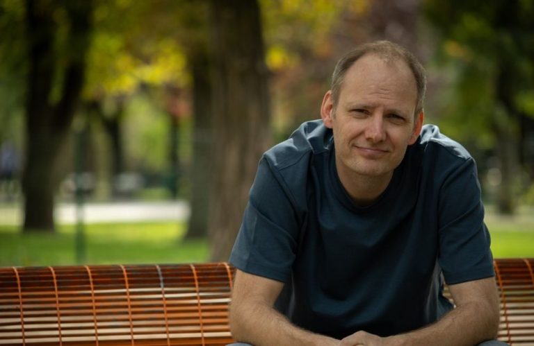 BÖDŐCS TIBOR – INNEN MÁR CSAK GURULUNK STAND UP EST