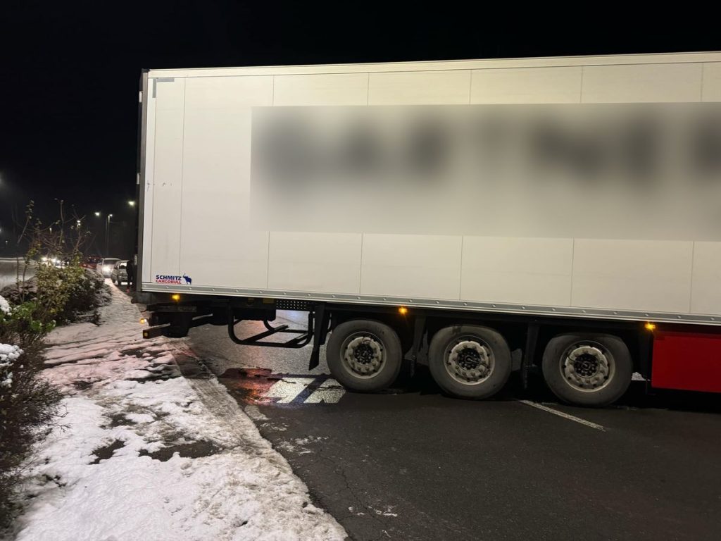 Keresztbe áll egy kamion az M3-ason Gyöngyöshalásznál