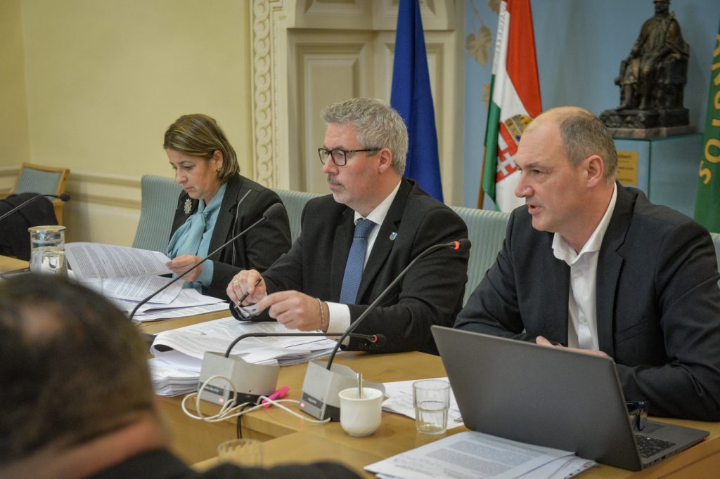 Több változásról is döntött a testület