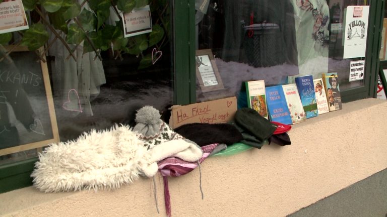 Rászorulókon segít az egyik helyi ruhabolt az extrém hidegben