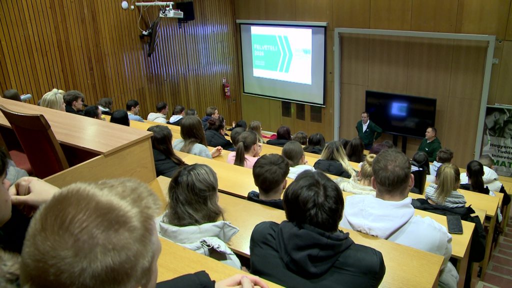 Leendő hallgatók jártak az egyetemen