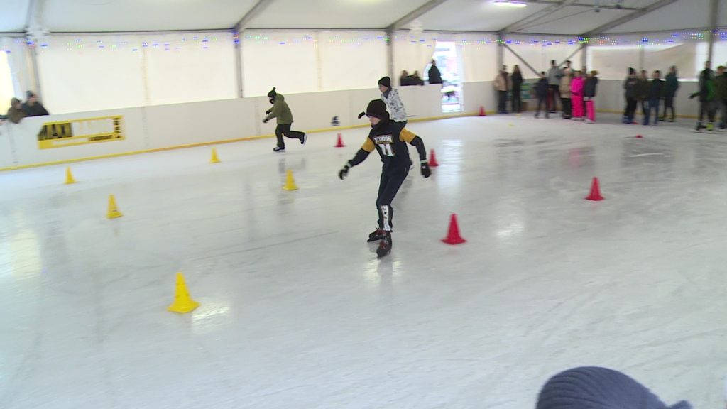 Ügyességi versenyt rendeztek a jégpályán