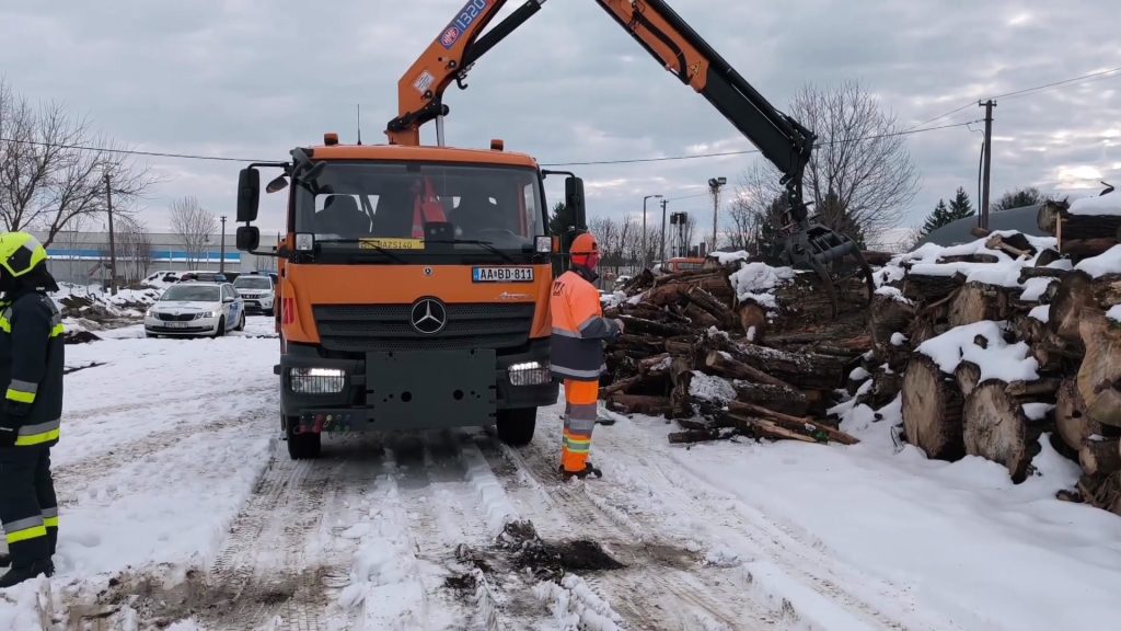 Tűzifát osztanak a nagy hidegben