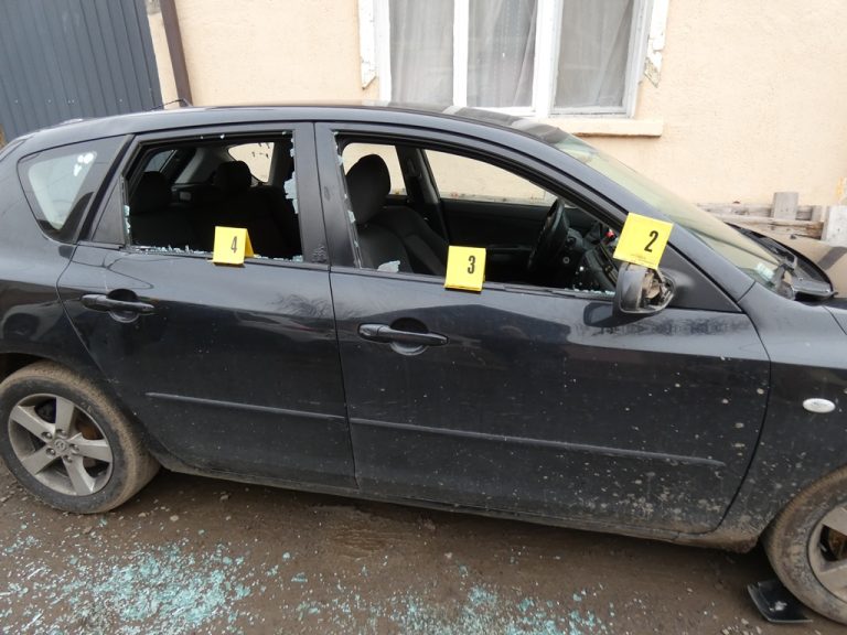 Kaszával verte szét az autót