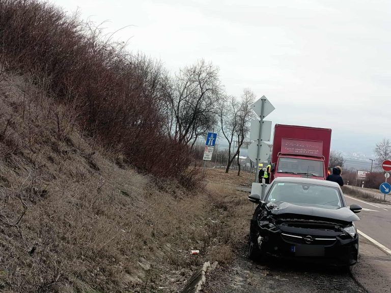 Összeütközött két autó a 3-as főúton