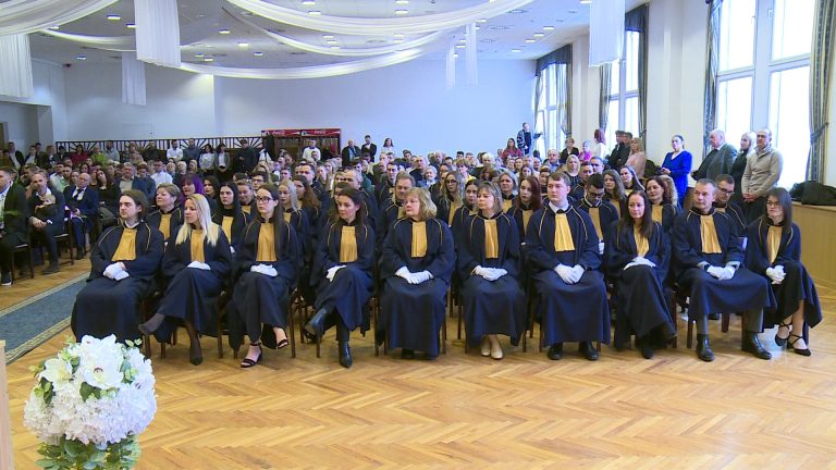 Átvették diplomáikat a Károly Róbert Campus hallgatói