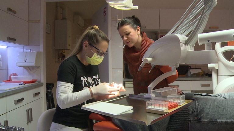 A fogorvos és logopédus is sokat segíthet a  gyerek fejlődésében