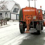 Reggel óta tisztítják az utakat