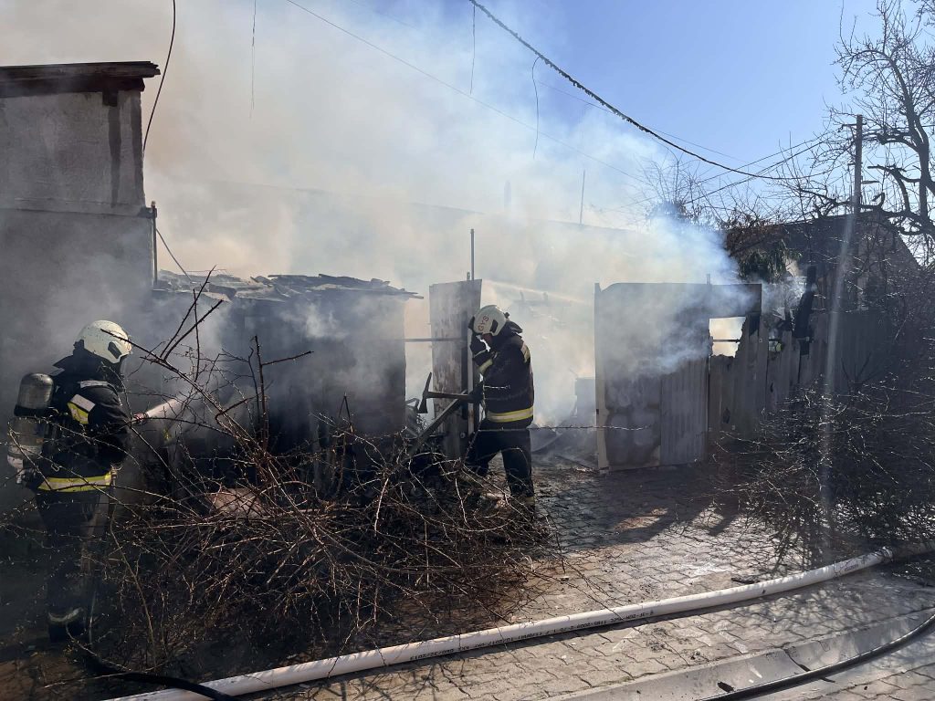 Kigyulladt egy garázs a Csobánka utcában