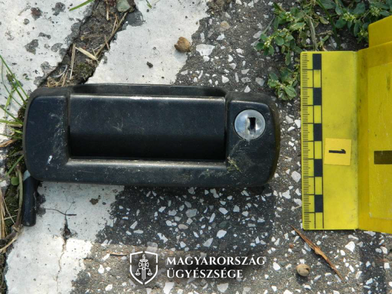 Kesztyűtartóban volt a kulcs-így lopták el az autót