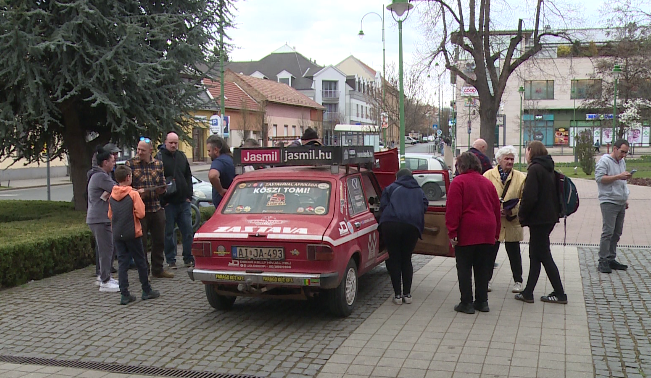 Közönségtalálkozót szervezett a Zastavával Afrikába stábja