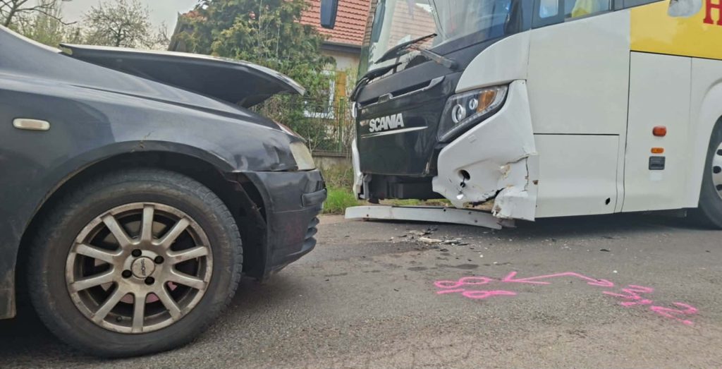 Busz és autó ütközött Gyöngyösorosziban