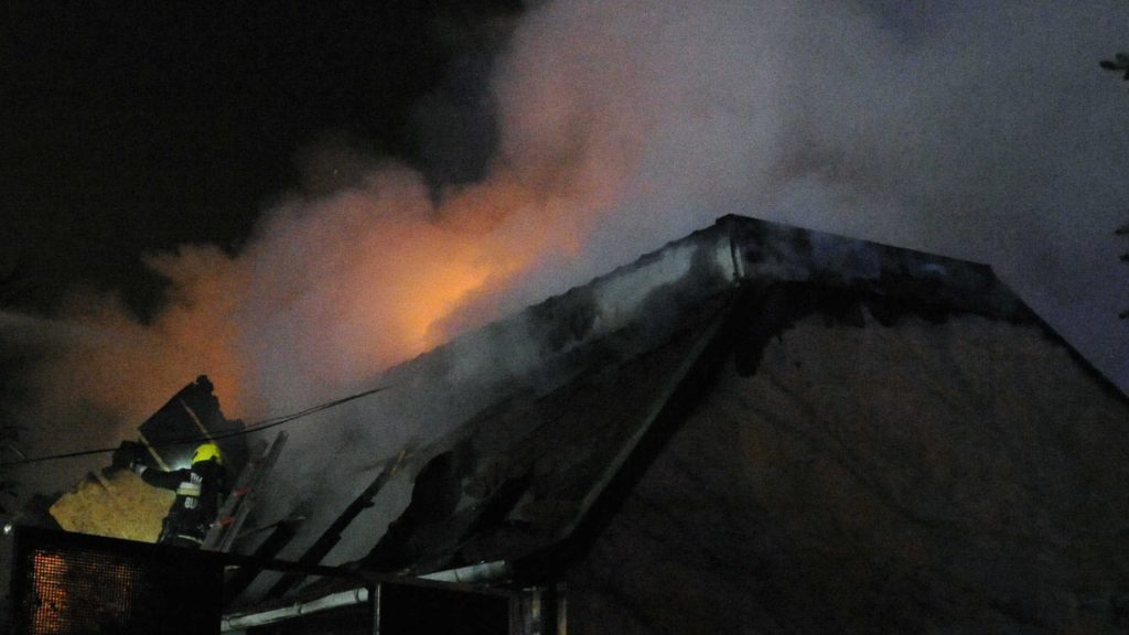 Családi ház ég a nyolcvanasban