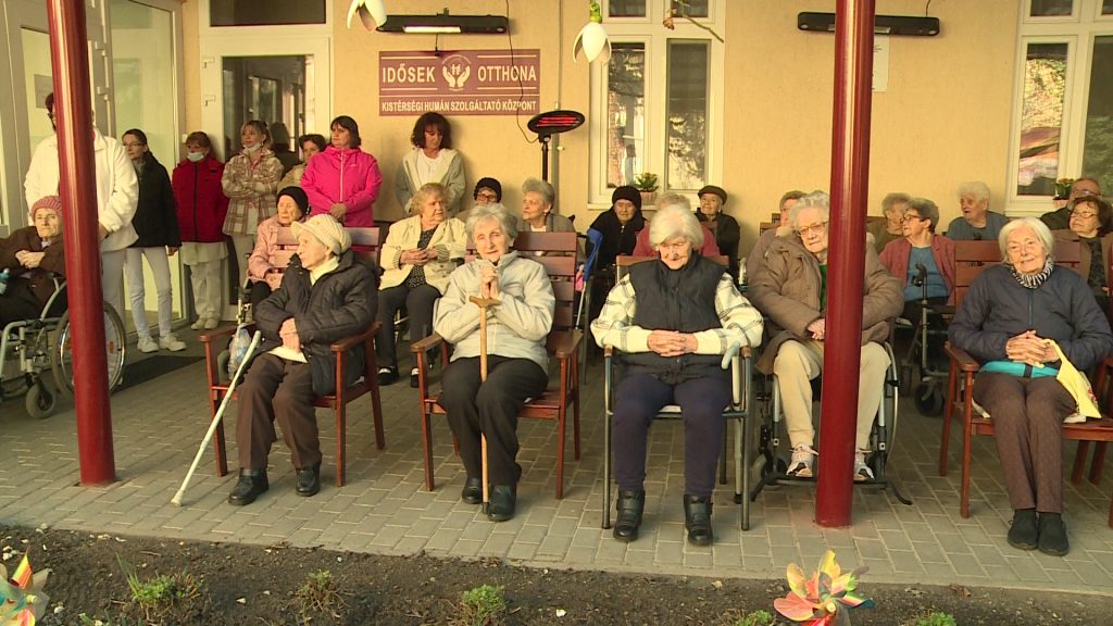 A nyugdíjas hölgyeket is köszöntötték