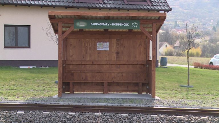 Megújult a kisvonat megállója