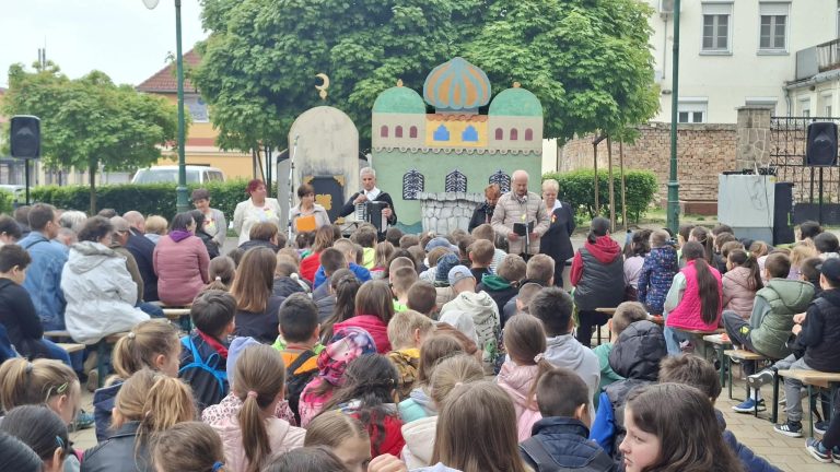 Vers Tér – szavalás és képzőművészet a könyvtár udvarban 
