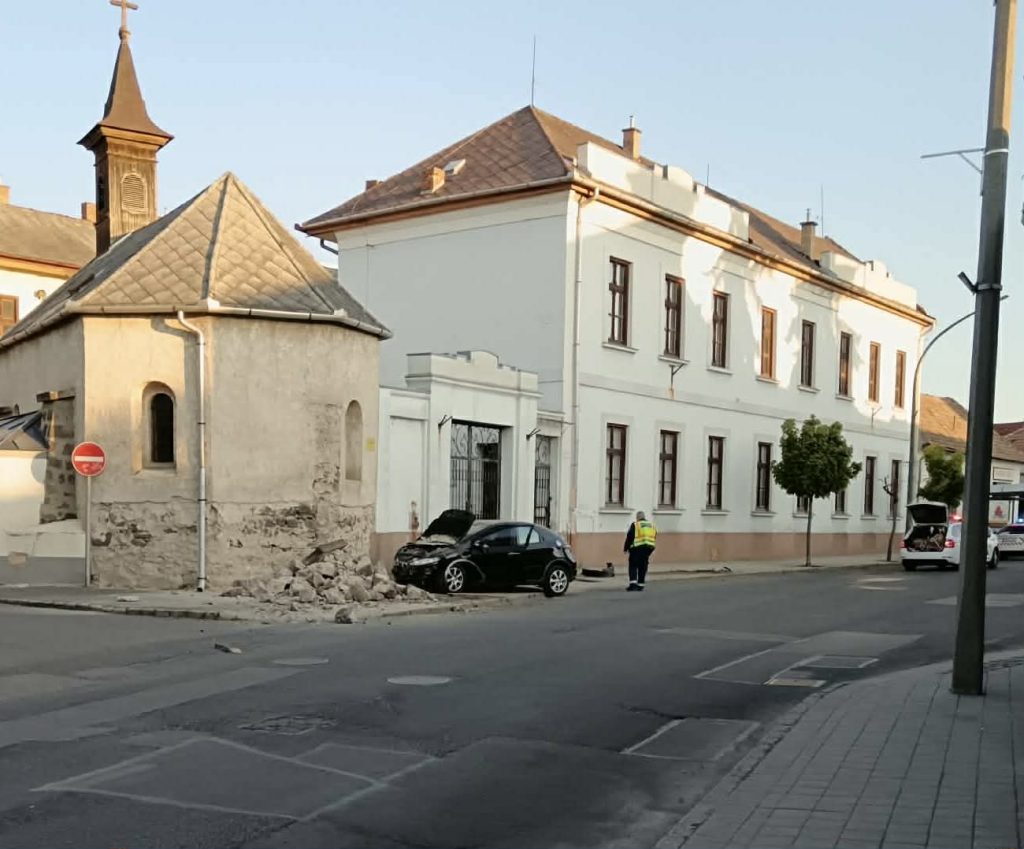 Épületnek hajtott egy autó Gyöngyösön
