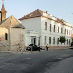 Épületnek hajtott egy autó Gyöngyösön