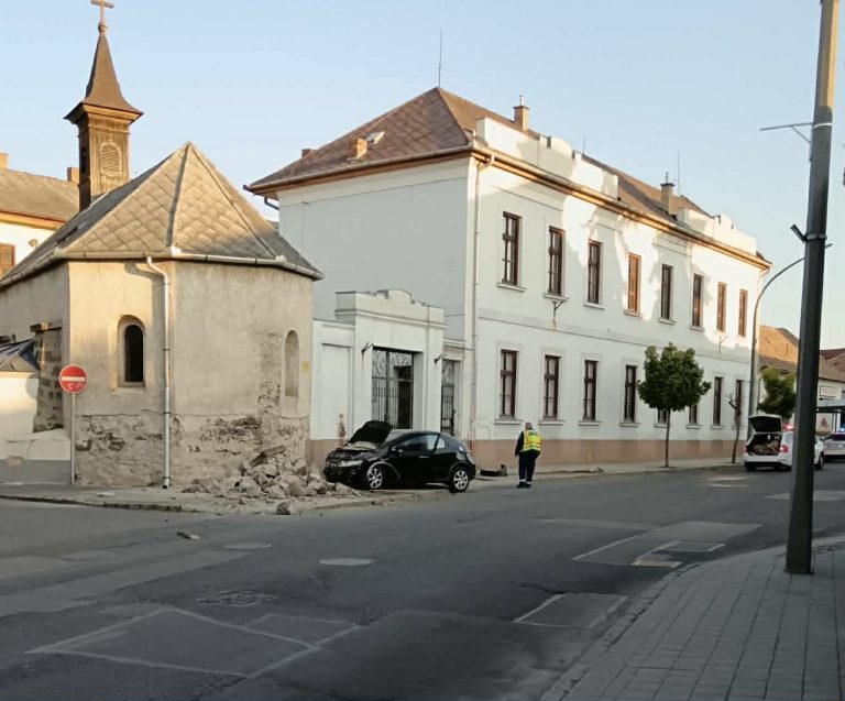 Épületnek hajtott egy autó Gyöngyösön