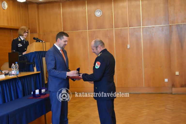 Kitüntették a Katasztrófavédelmi Kirendeltség vezetőjét