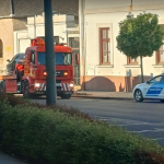 Épületnek hajtott egy autó Gyöngyösön