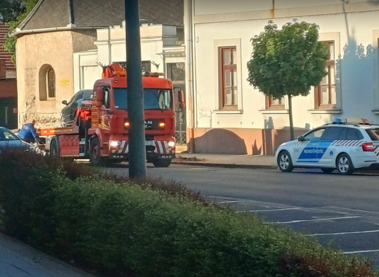 Épületnek hajtott egy autó Gyöngyösön