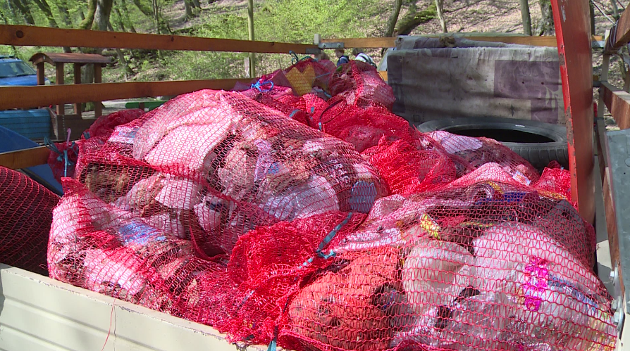 Több zsák szemetet gyűjtöttek a Kékes Turista Egyesület tagjai