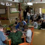 Fenntarthatósági hét: kertté változott az iskola aulája