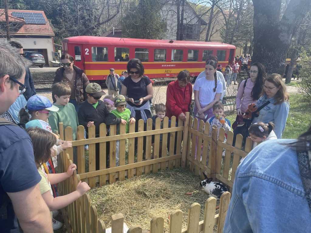Tarka nyuszi várta a vonattal érkezőket Mátrafüreden
